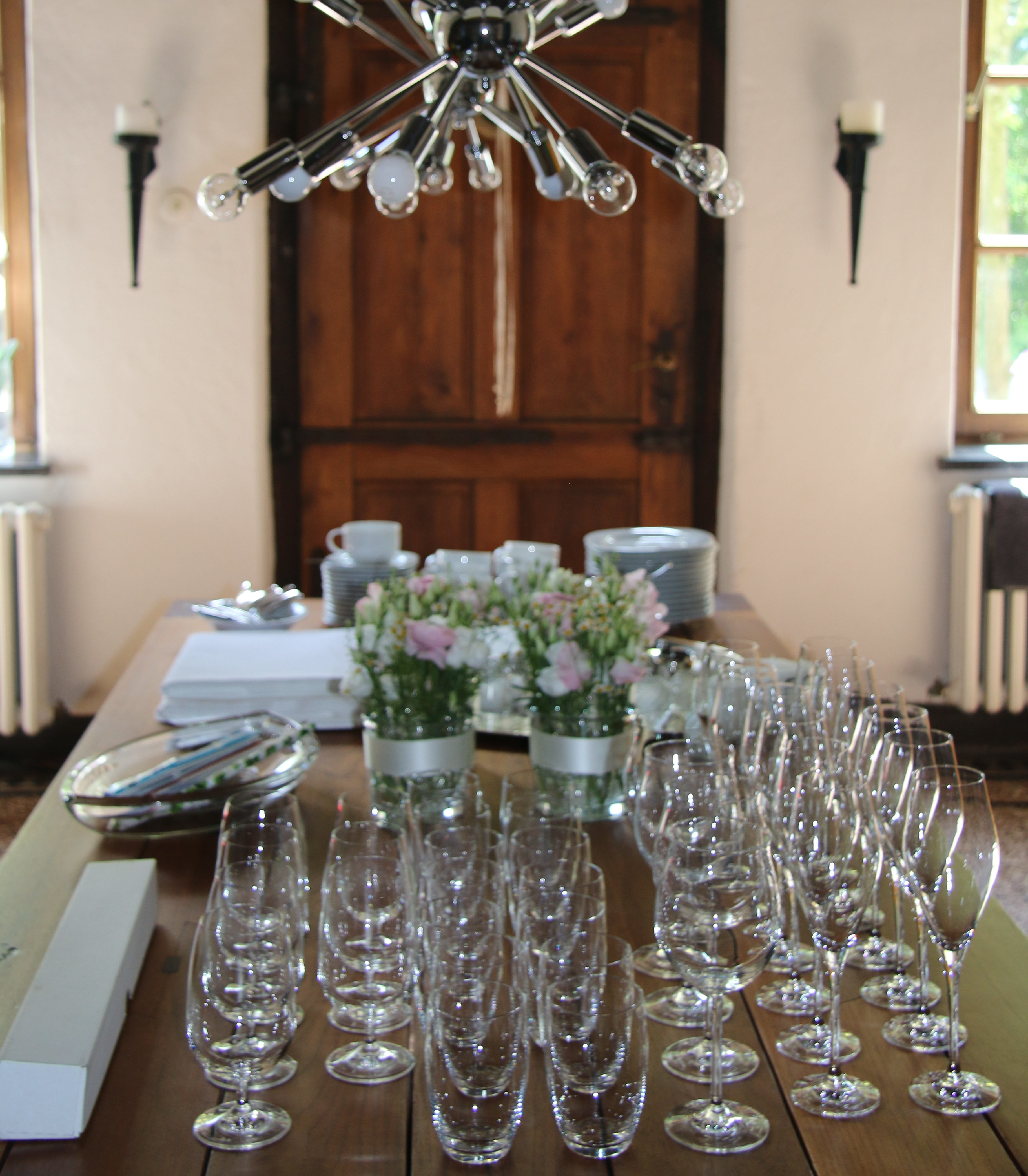 Tisch mit Gläsern zur Kommunion bereitgestellt